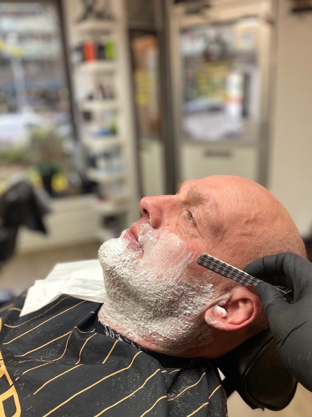 Slätrakning med rakkniv i stolen på MT Hair